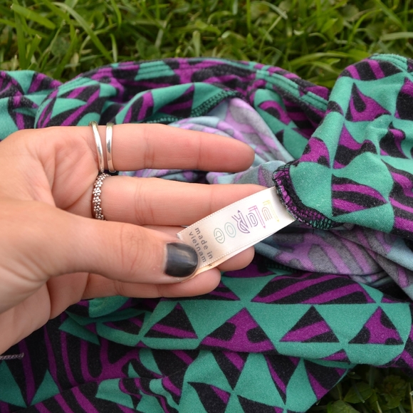 Triangle Pattern LuLaRoe Leggings T&C - Picture 3 of 4